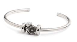 Eine Sterling Silberarmspange mit der anmutigen Geburtsblume von April. Eine Sterling Silberarmspange mit der anmutigen Geburtsblume von April.